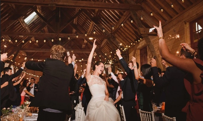 mkl-events.com - Mariée dansant au milieu de ses invités, lors d'un mariage festif