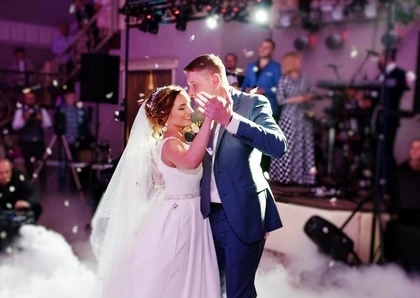 mkl-events.com - Couple de mariés dansant ensemble pour leur fabuleuse ouverture de bal de mariage